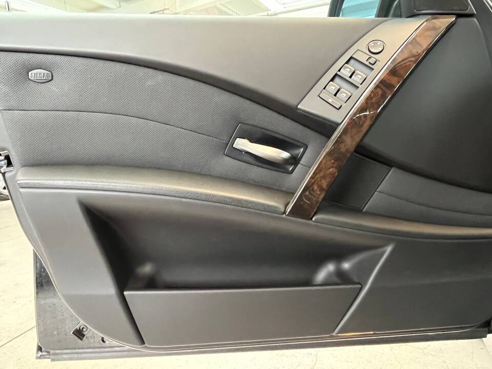 Afbeelding 32/38 van BMW 530i (2003)
