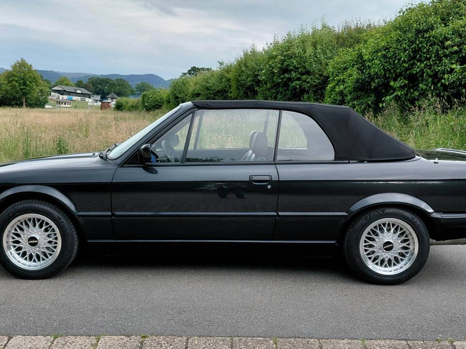 Immagine 3/53 di BMW 320i (1989)