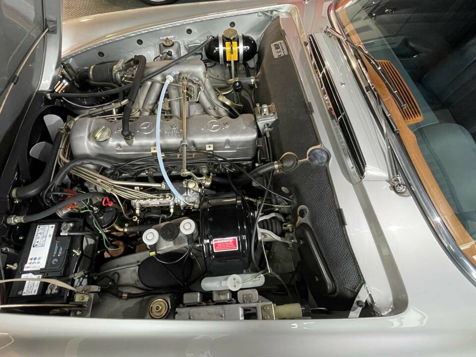 Image 12/15 of Mercedes-Benz 280 SL (1900)