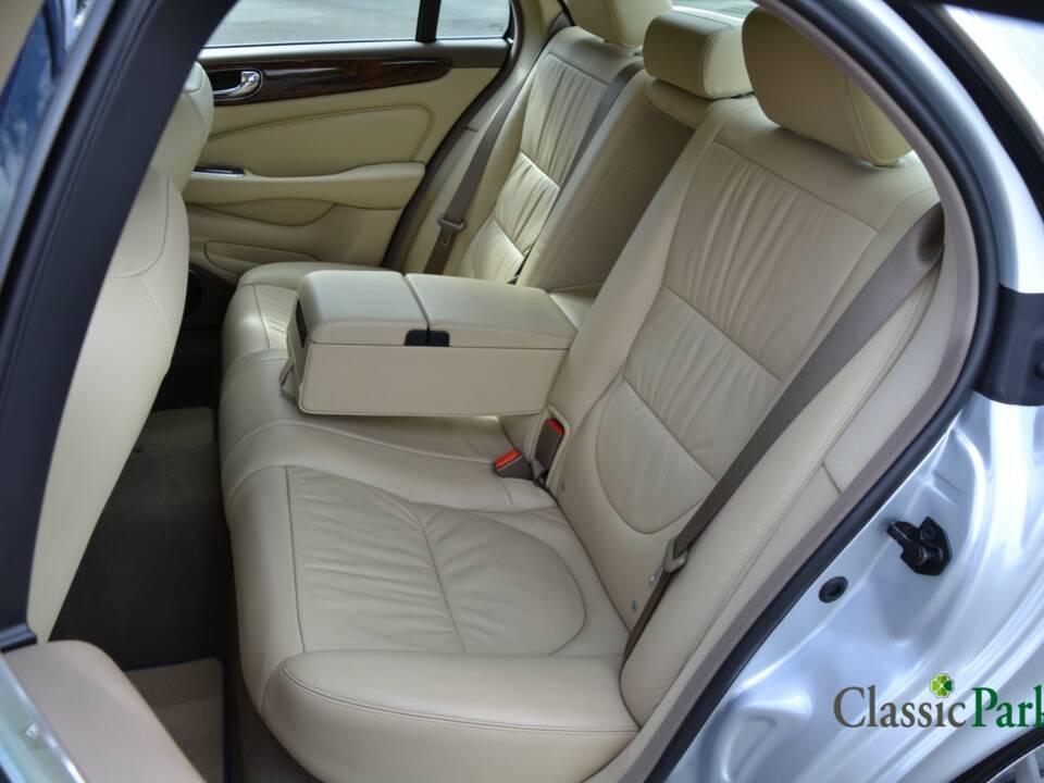 Immagine 21/46 di Jaguar XJ 8 3.5 (2007)