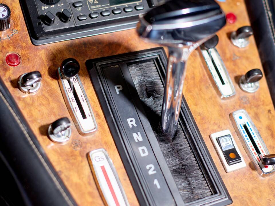 Image 16/23 de Ferrari 400 GT (1979)
