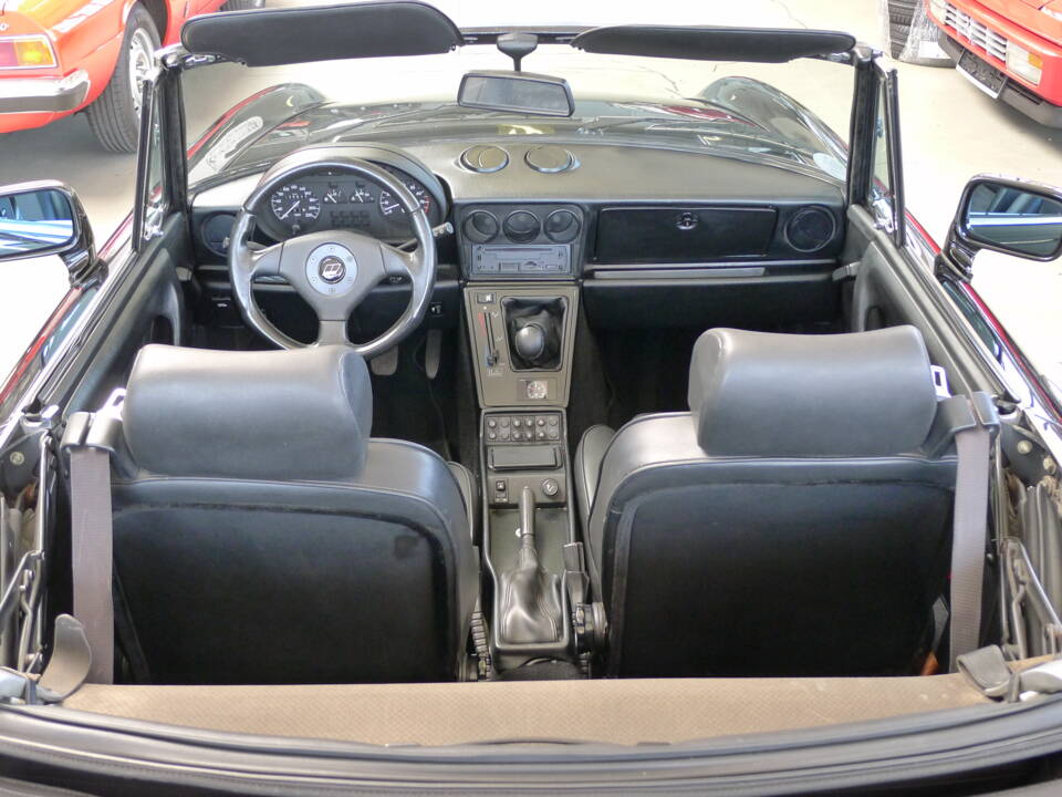 Imagen 11/34 de Alfa Romeo 2.0 Spider (1992)