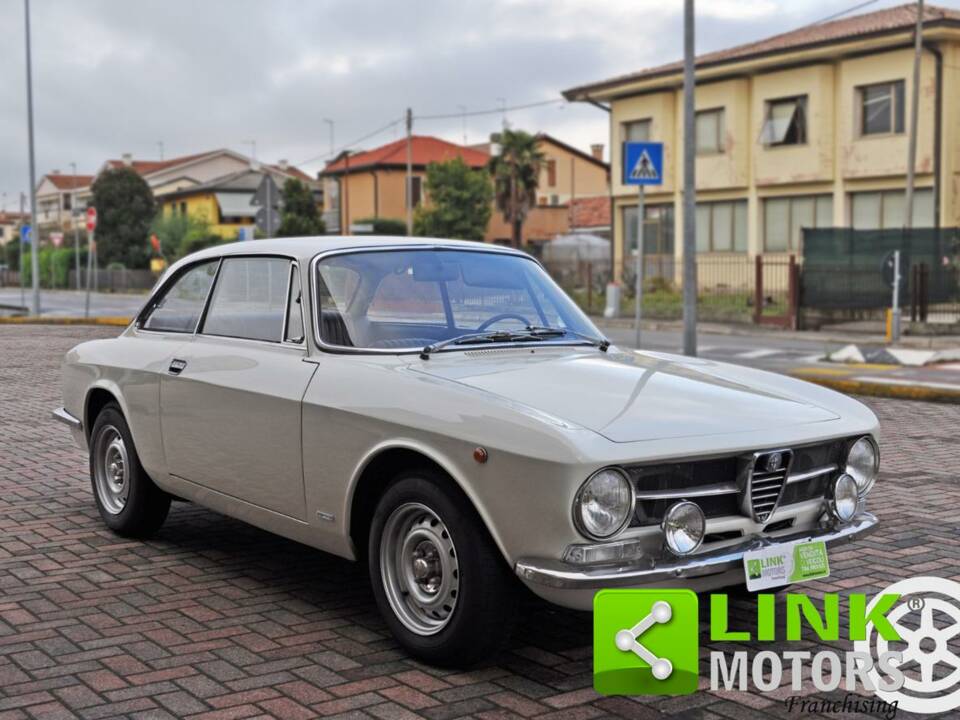 Image 7/10 of Alfa Romeo Giulia GT 1300 Junior (1972)