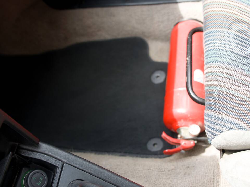 Image 43/47 of Lancia Delta HF Integrale (1988)