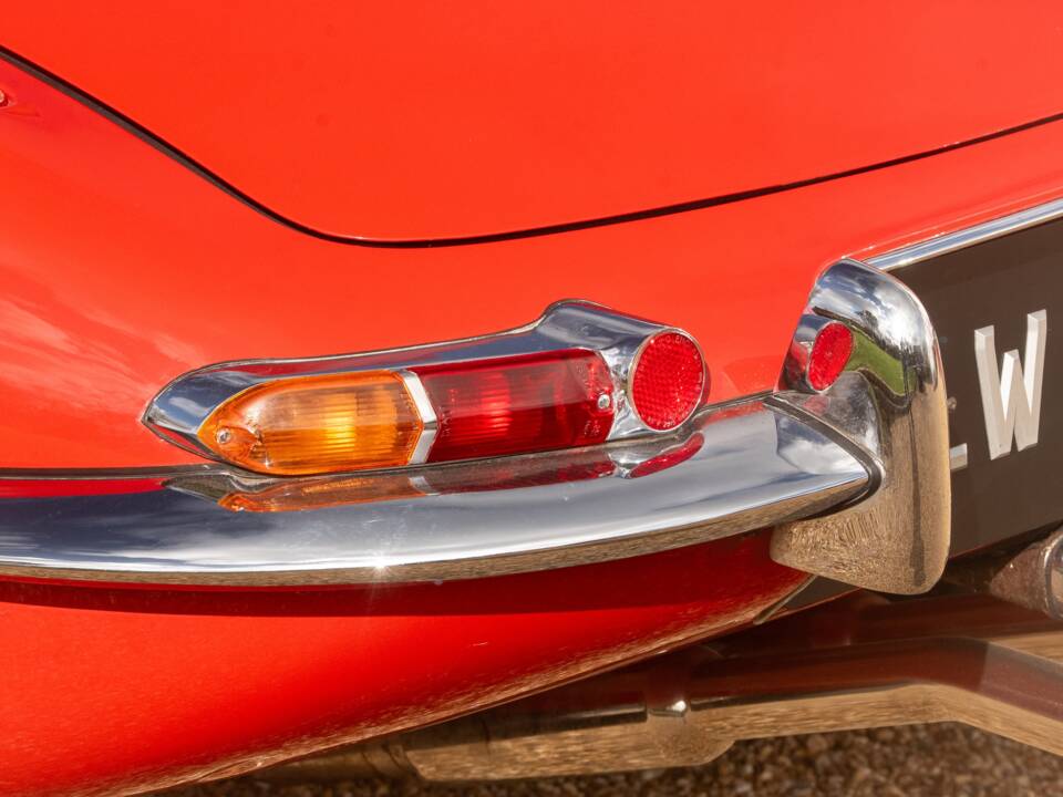 Image 28/50 de Jaguar E-Type (1967)