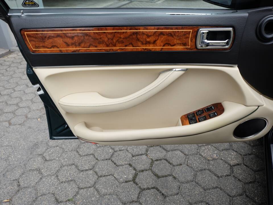 Image 34/77 de Jaguar XJ 40 (XJ-R) (1993)