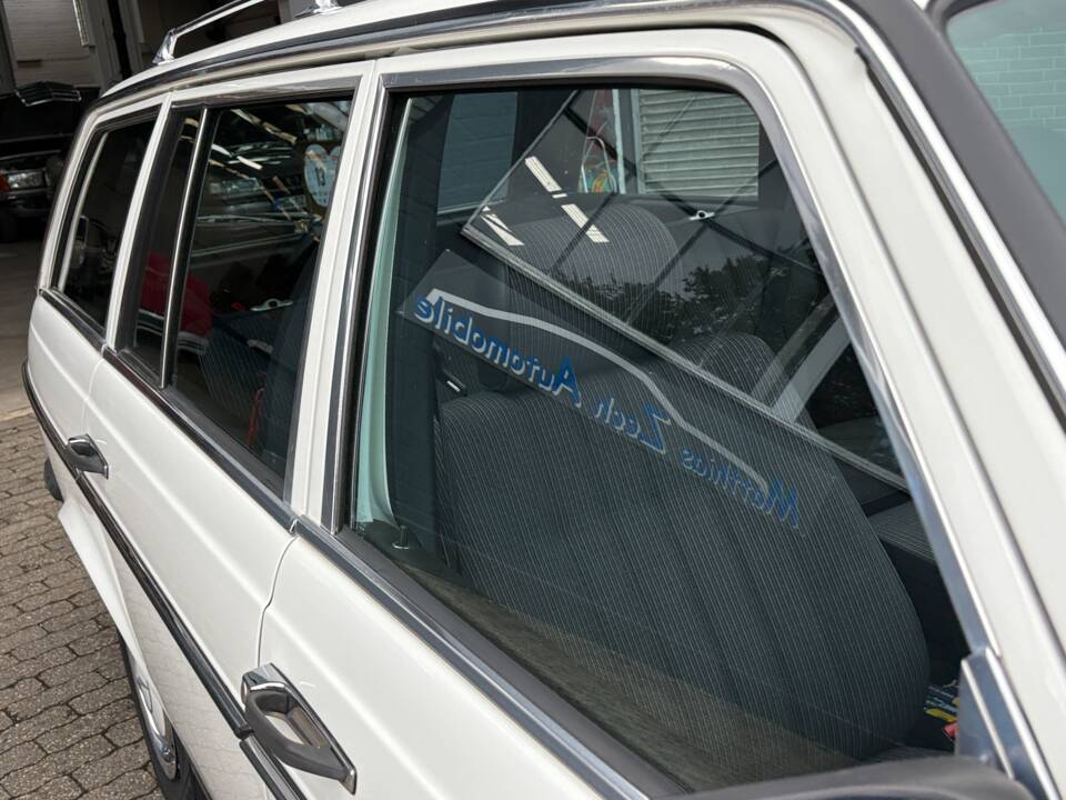 Image 62/66 of Mercedes-Benz 200 T (1984)