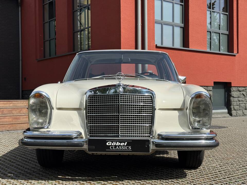 Image 4/54 de Mercedes-Benz 280 SE 3,5 (1970)