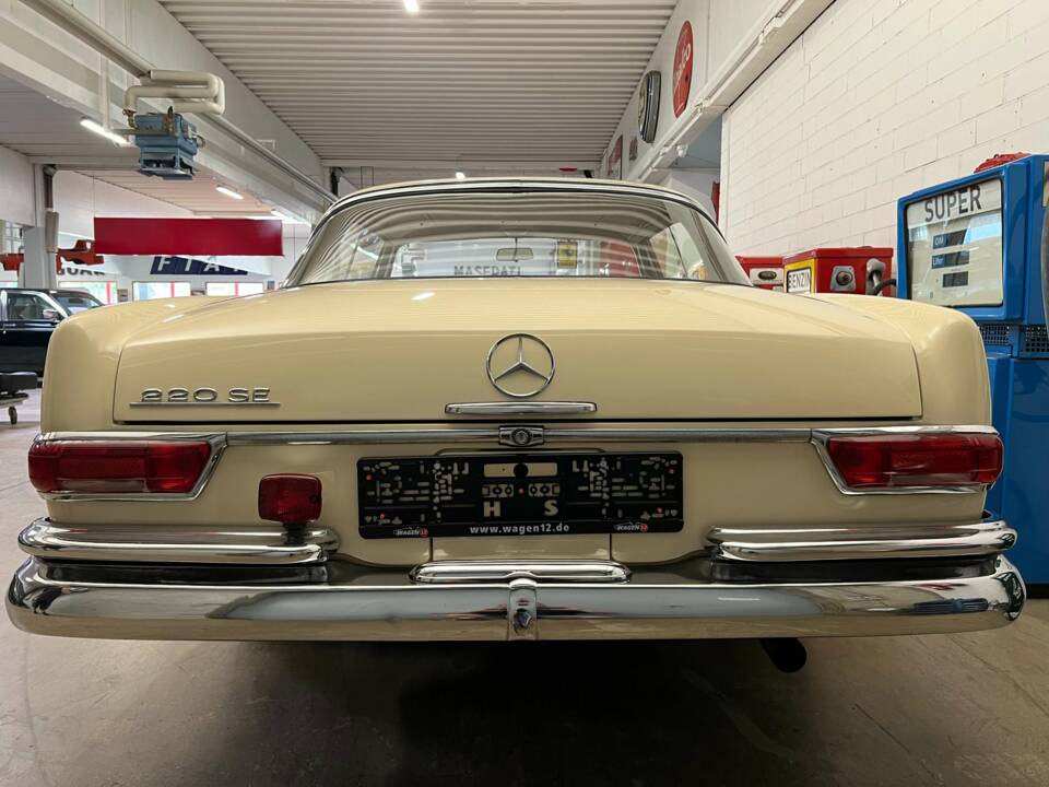 Image 13/15 of Mercedes-Benz 220 SE b (1965)