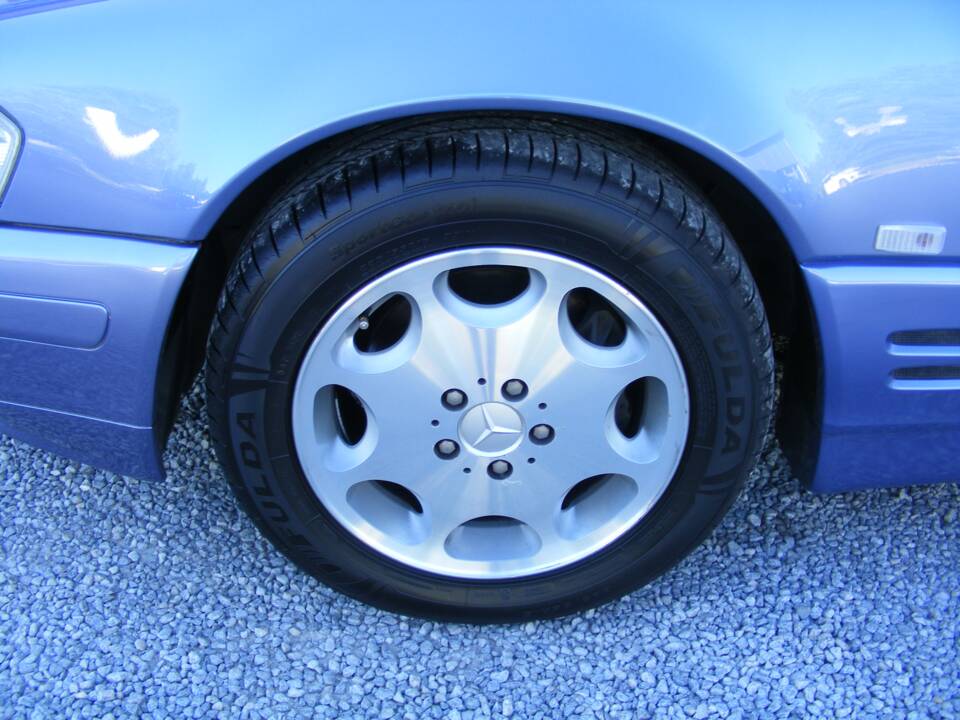 Immagine 16/39 di Mercedes-Benz SL 320 (1997)