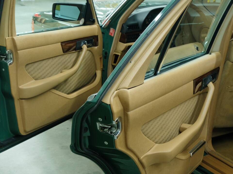 Bild 37/50 von Mercedes-Benz 260 SE (1990)