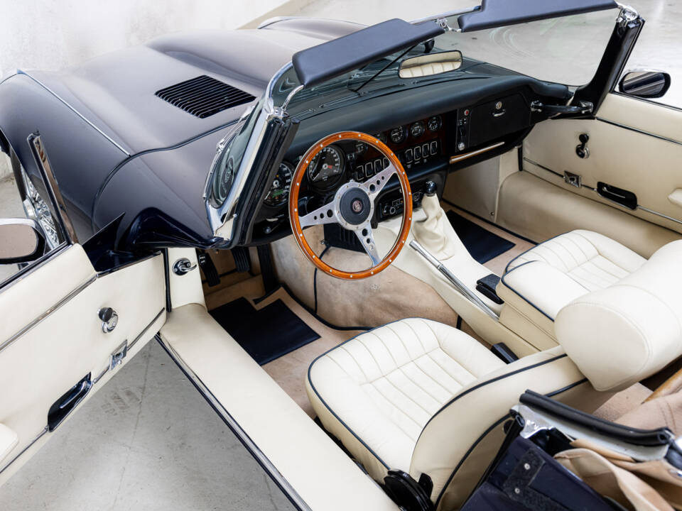 Immagine 9/40 di Jaguar E-Type V12 (1973)