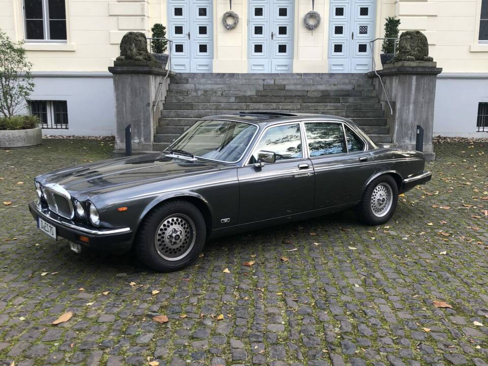 Bild 4/7 von Daimler Double Six (1992)
