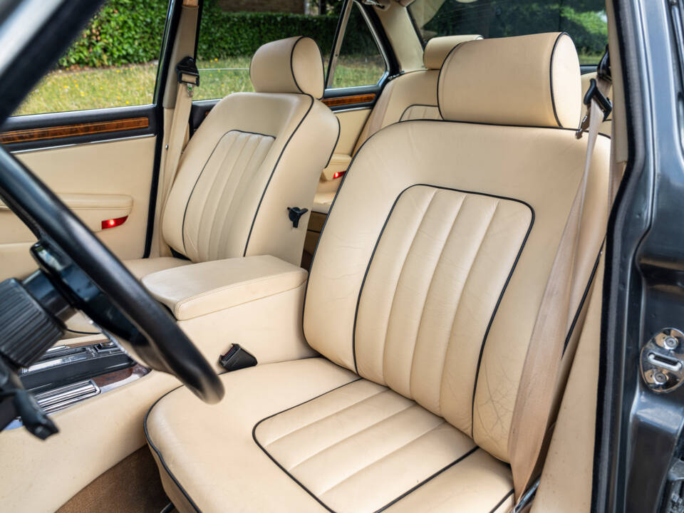 Image 20/23 of Daimler Double Six (1992)