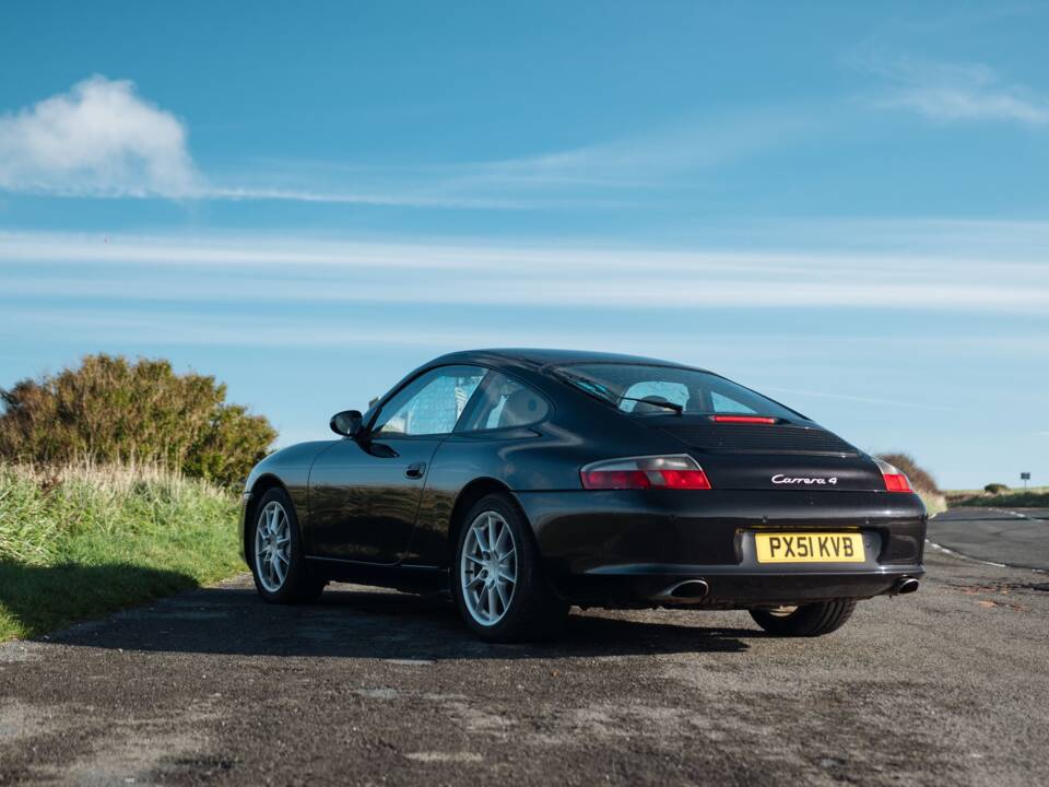 Image 3/50 of Porsche 911 Carrera 4 (2001)