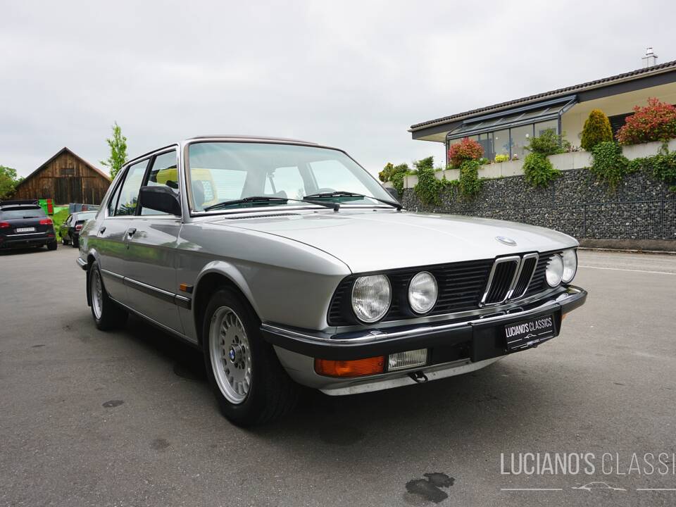Image 12/59 of BMW 528i (1982)