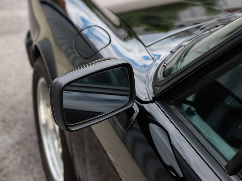 Image 22/108 de Porsche 911 Carrera 3.2 (1989)