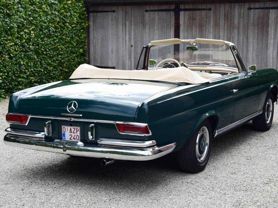 Image 16/34 de Mercedes-Benz 220 SE b (1963)