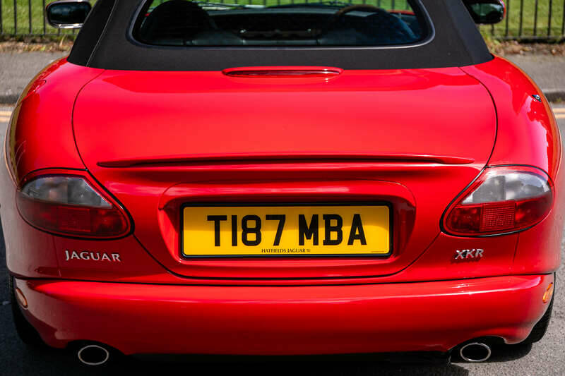 Image 20/33 of Jaguar XK8 4.0 (1999)