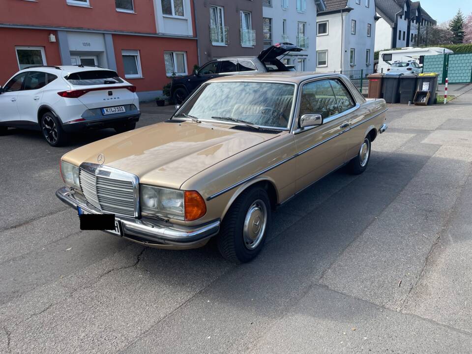 Image 4/20 de Mercedes-Benz 280 CE (1981)