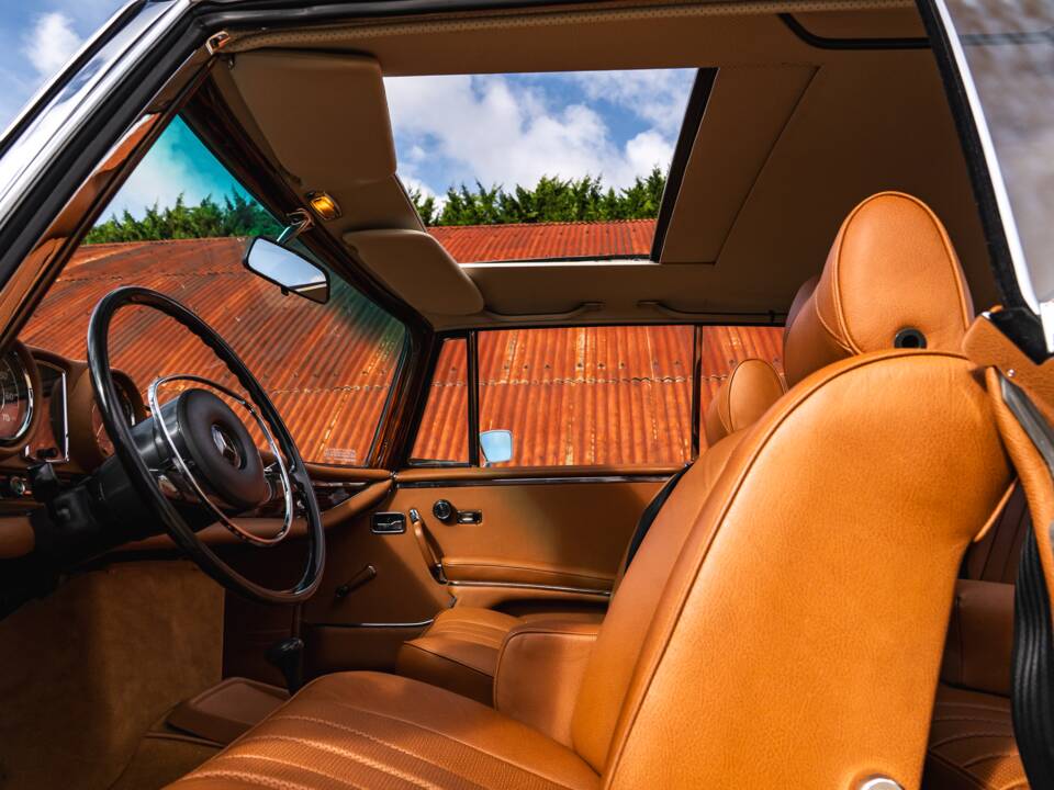 Image 31/37 of Mercedes-Benz 280 SE 3,5 (1970)