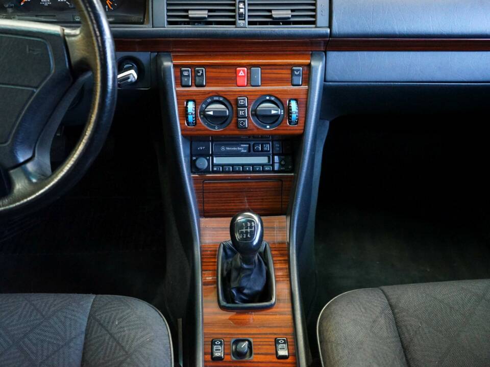 Image 19/33 of Mercedes-Benz E 300 Diesel (1994)