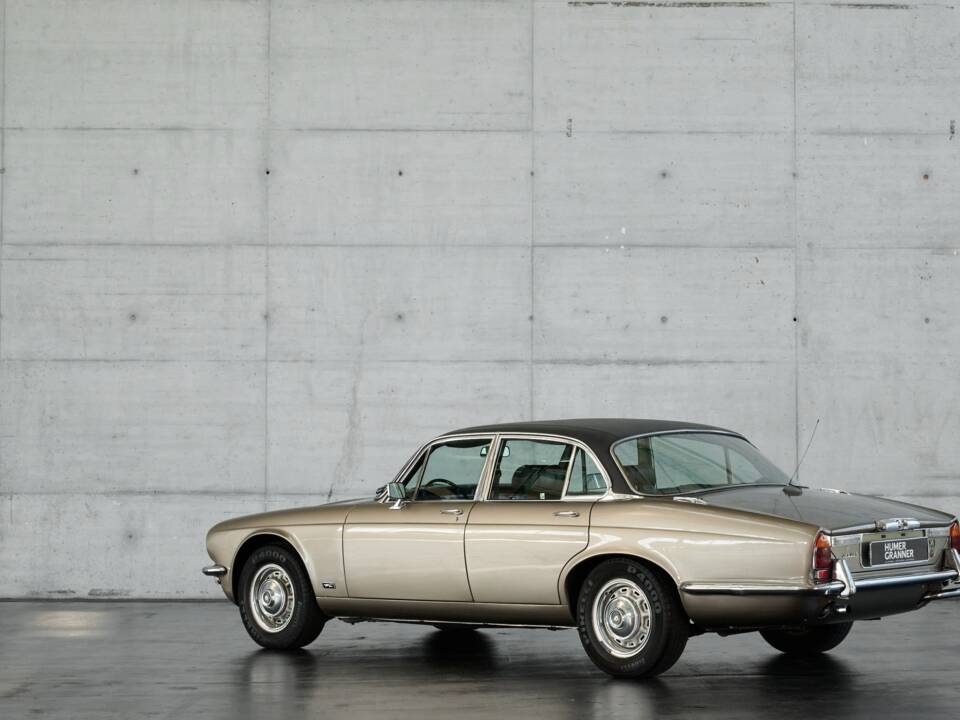 Bild 13/50 von Jaguar XJ 6 L 4.2 (1975)