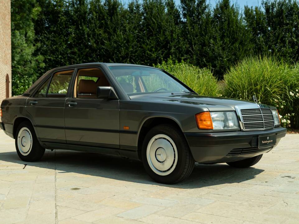 Image 10/50 of Mercedes-Benz 190 E (1987)