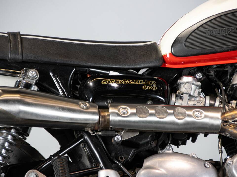 Image 34/50 of Triumph DUMMY (2014)
