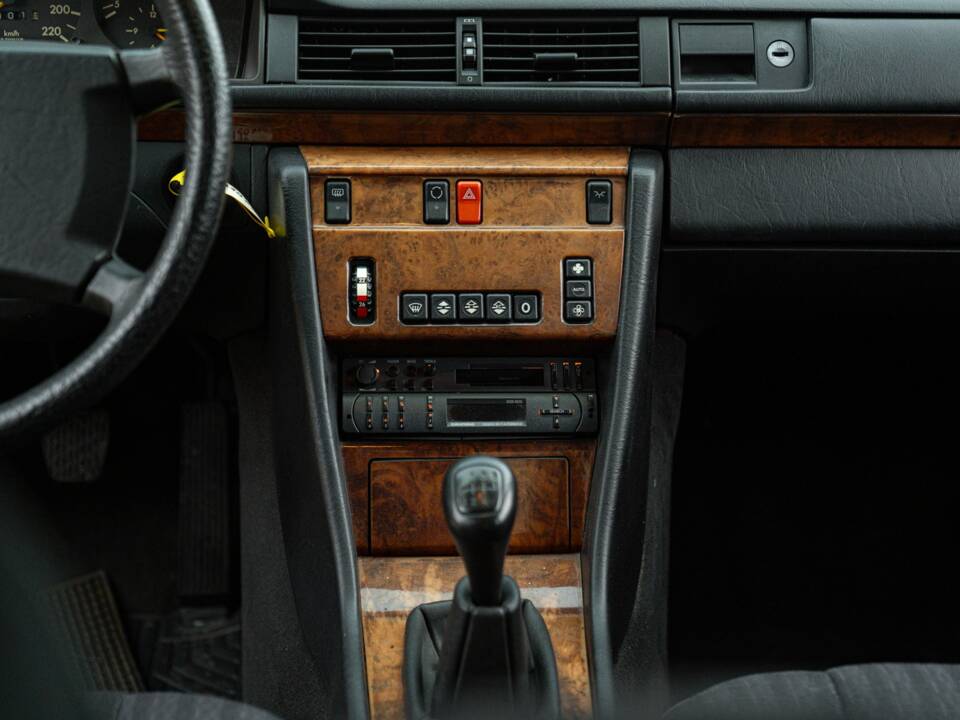 Bild 39/50 von Mercedes-Benz 200 D (1990)