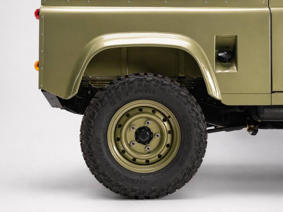 Bild 39/47 von Land Rover 90 (1990)
