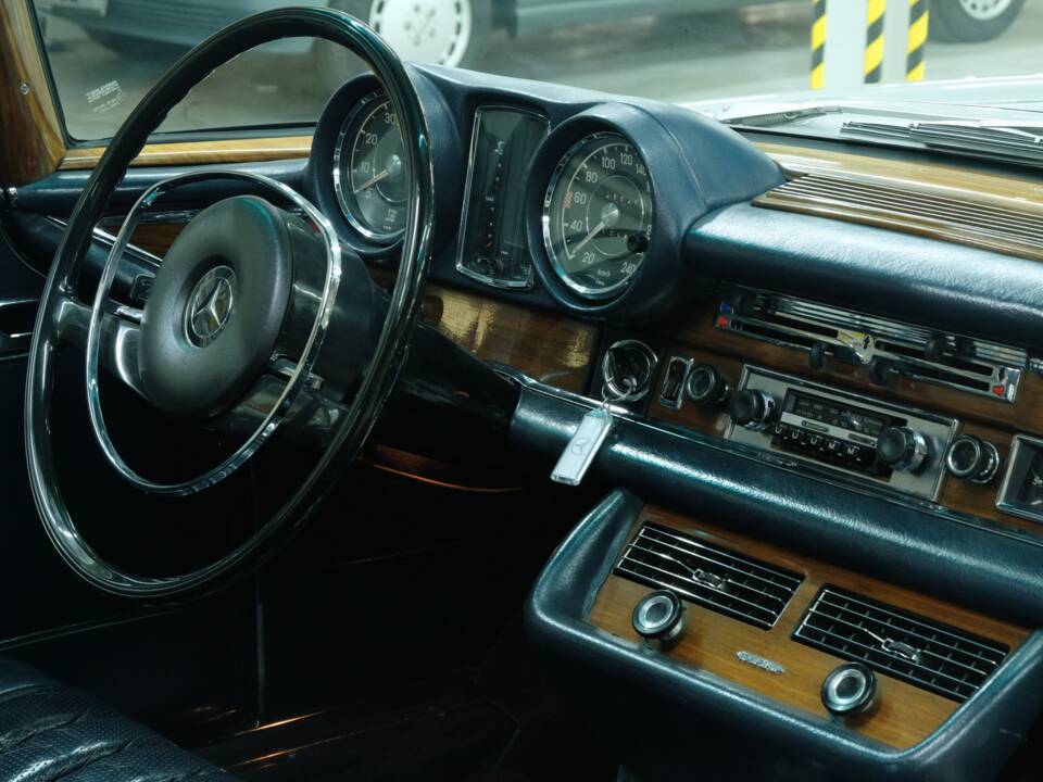 Image 40/50 of Mercedes-Benz 280 SE 3,5 (1970)