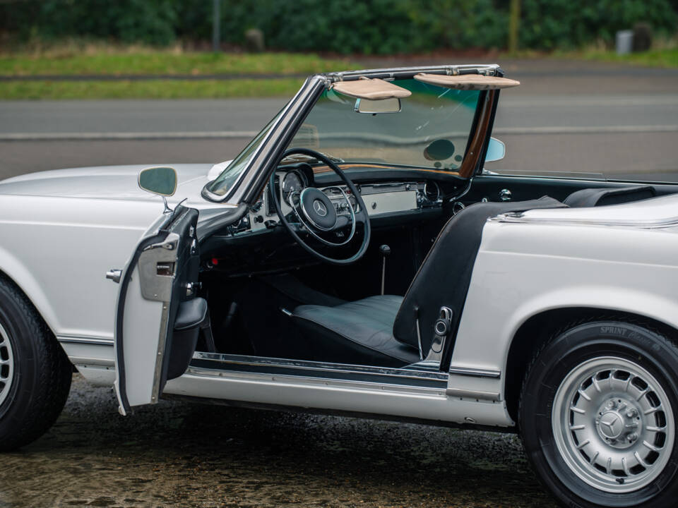 Image 21/36 of Mercedes-Benz 230 SL (1965)