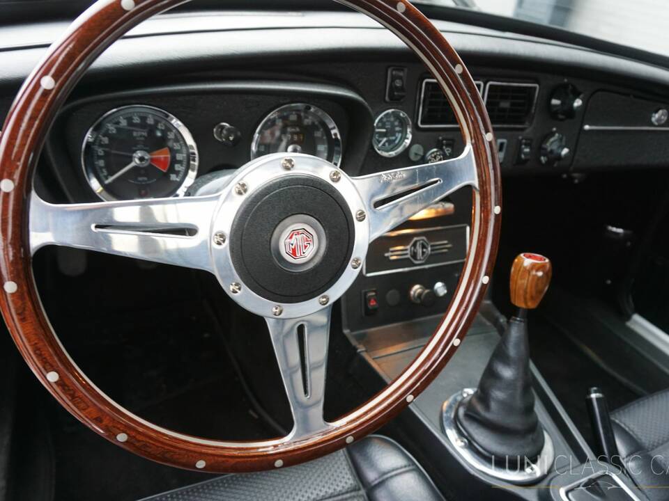 Image 35/54 de MG MGB GT (1974)