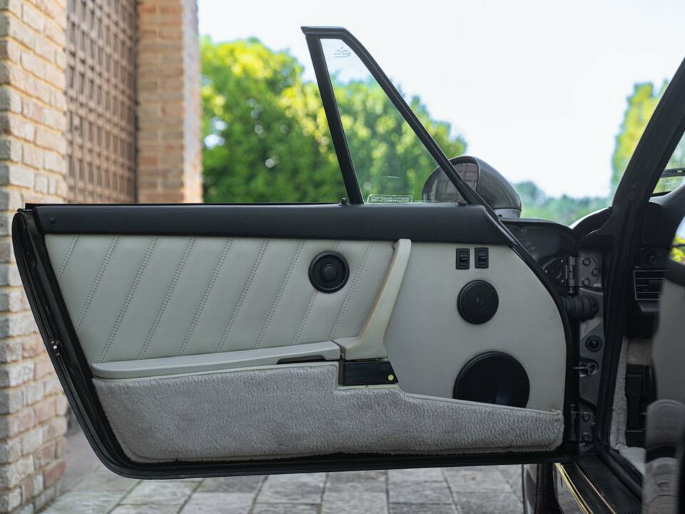 Immagine 46/50 di Porsche 911 Carrera 4 (1990)