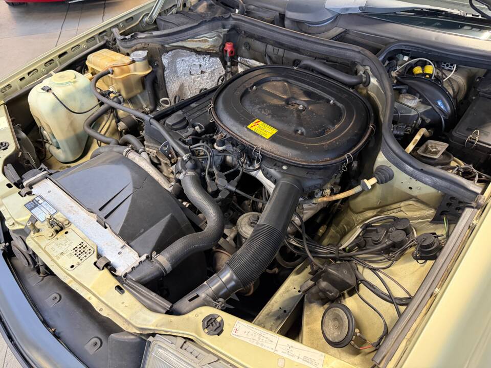 Afbeelding 20/33 van Mercedes-Benz 230 E (1985)