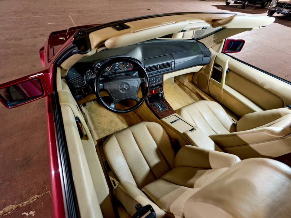 Image 31/43 of Mercedes-Benz 500 SL (1992)