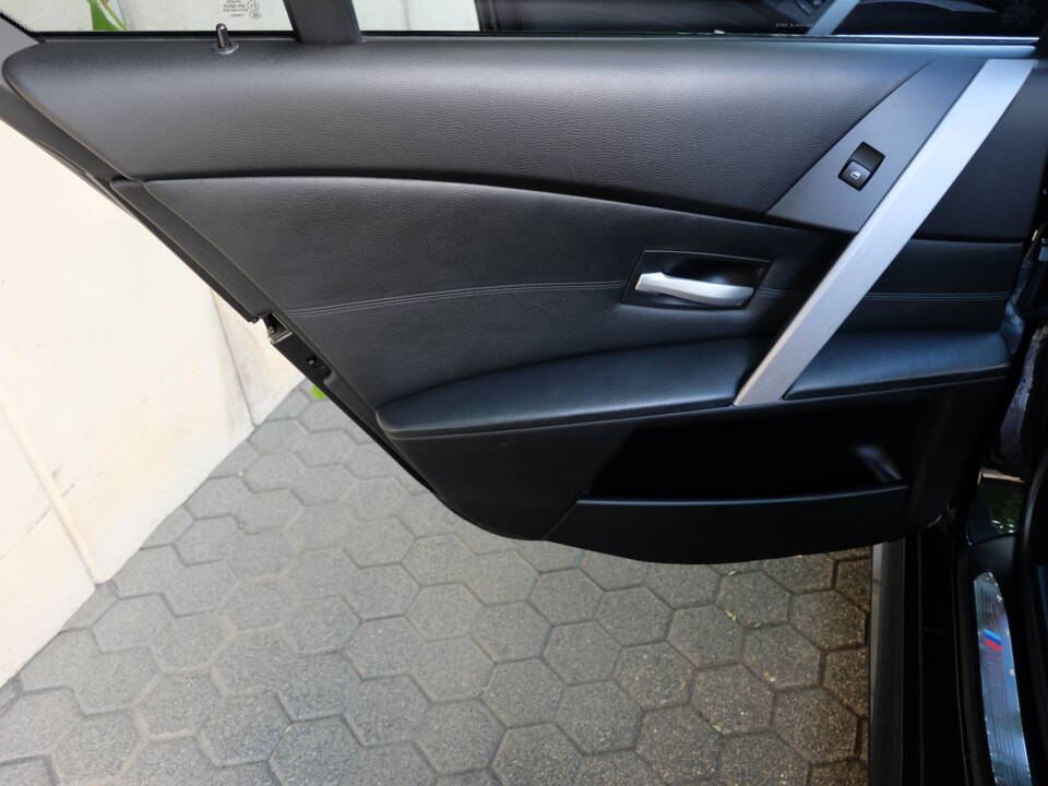 Image 32/51 of BMW M5 (2007)