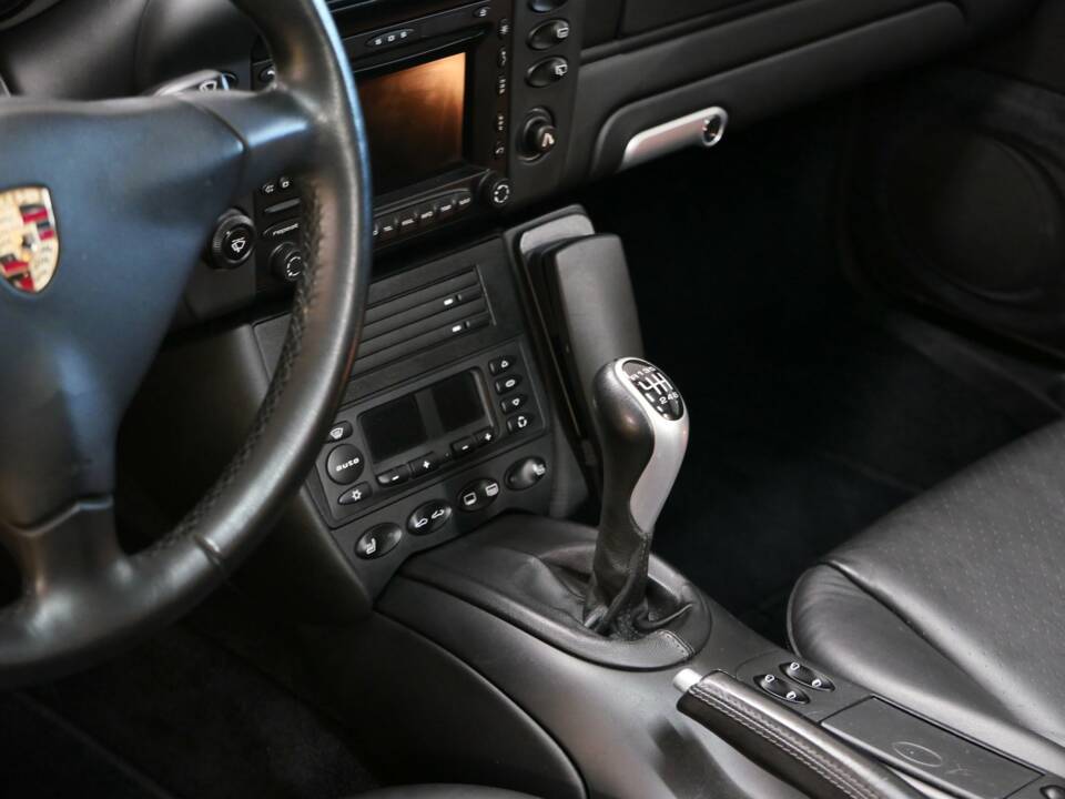 Image 13/16 of Porsche 911 Carrera (2004)