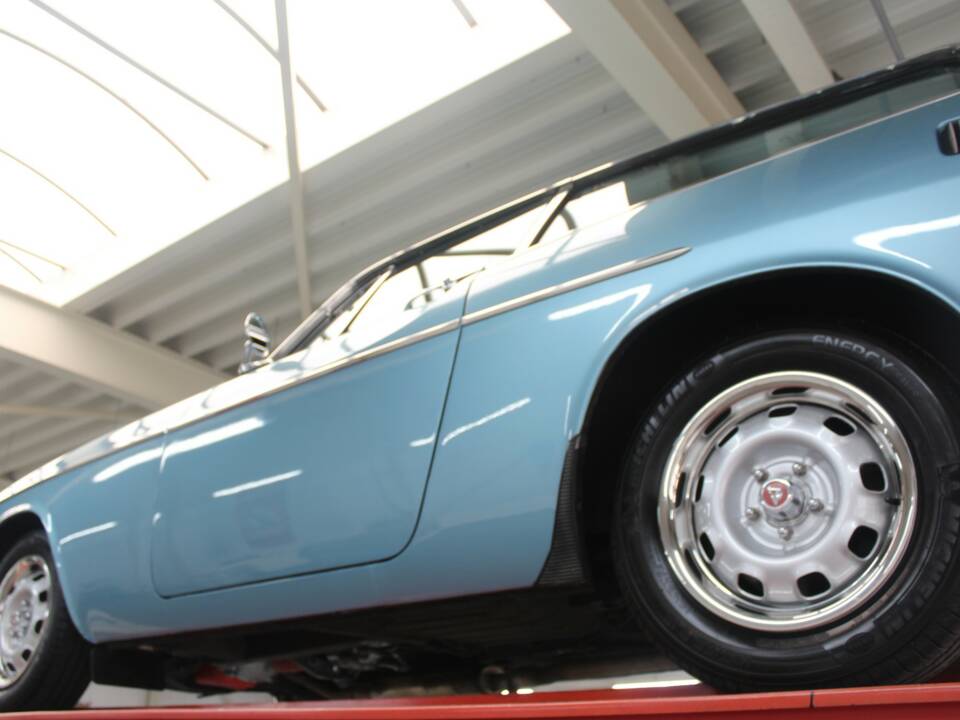 Image 11/50 of Volvo 1800 ES (1972)