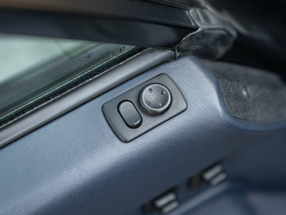 Immagine 34/50 di Porsche 911 Carrera 4S (1996)