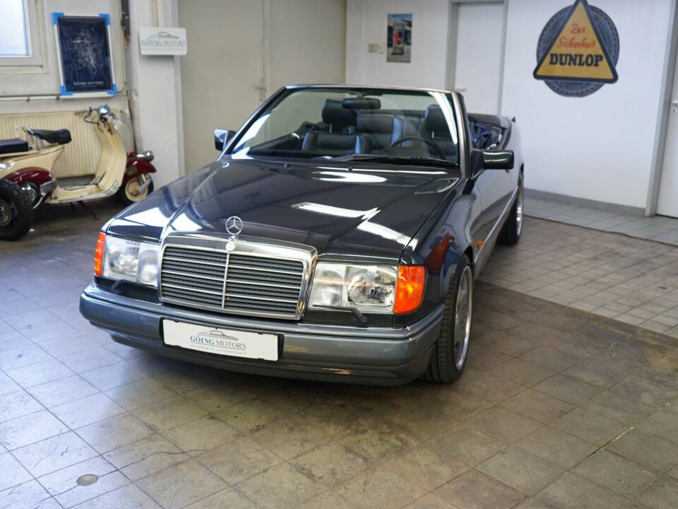 Immagine 5/30 di Mercedes-Benz 320 CE (1993)