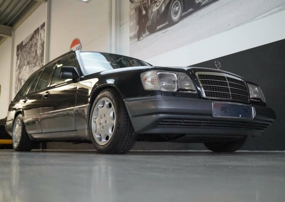Bild 21/50 von Mercedes-Benz E 280 T (1994)