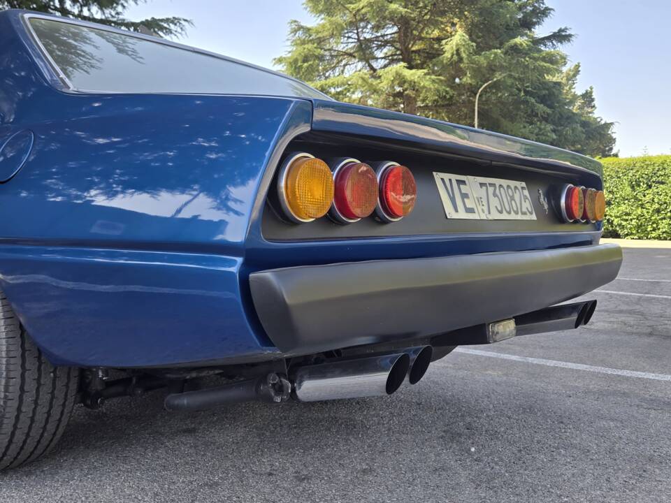 Image 25/77 of Ferrari 365 GT4 2+2 (1975)
