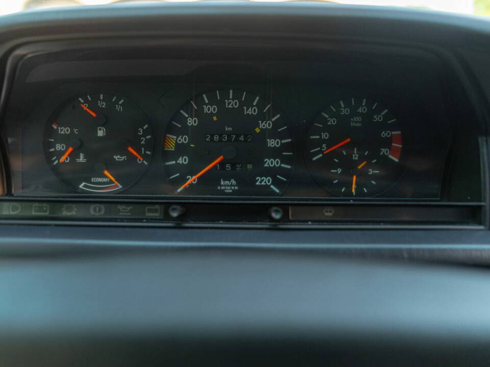 Afbeelding 35/44 van Mercedes-Benz 190 E (1987)