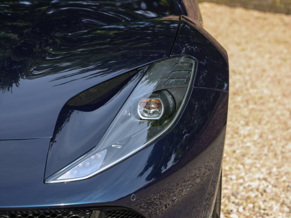 Image 36/50 of Ferrari 812 Superfast (2020)