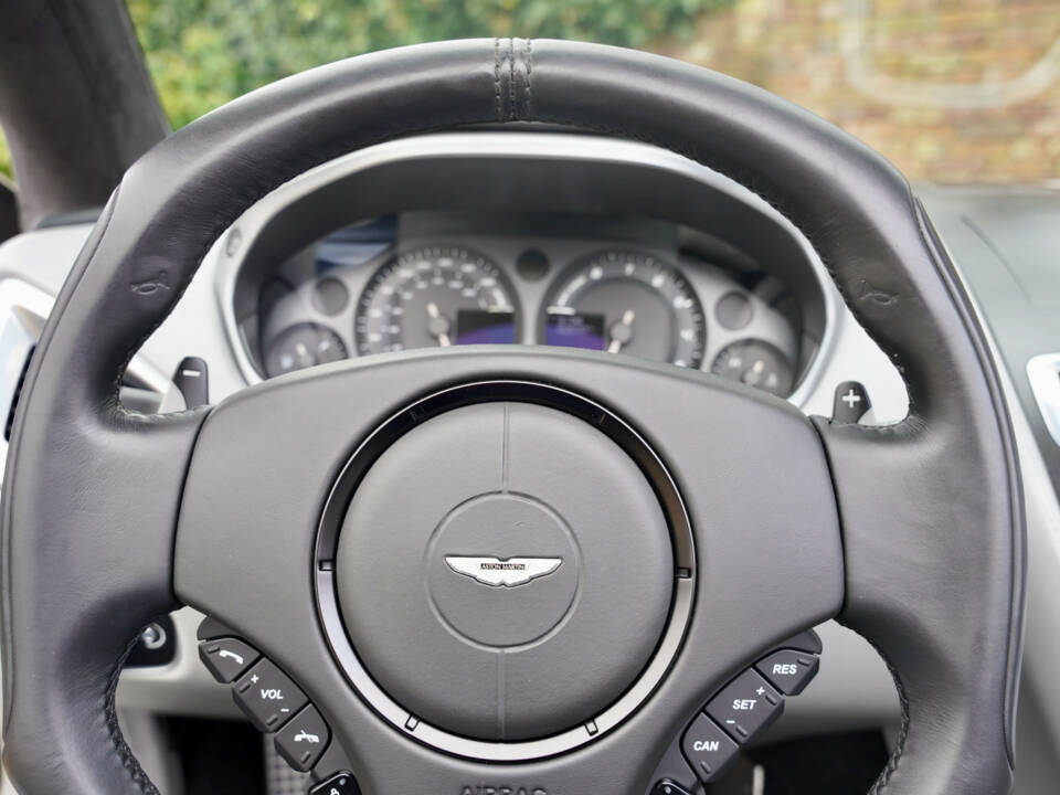 Image 34/50 of Aston Martin Vanquish Volante (2014)