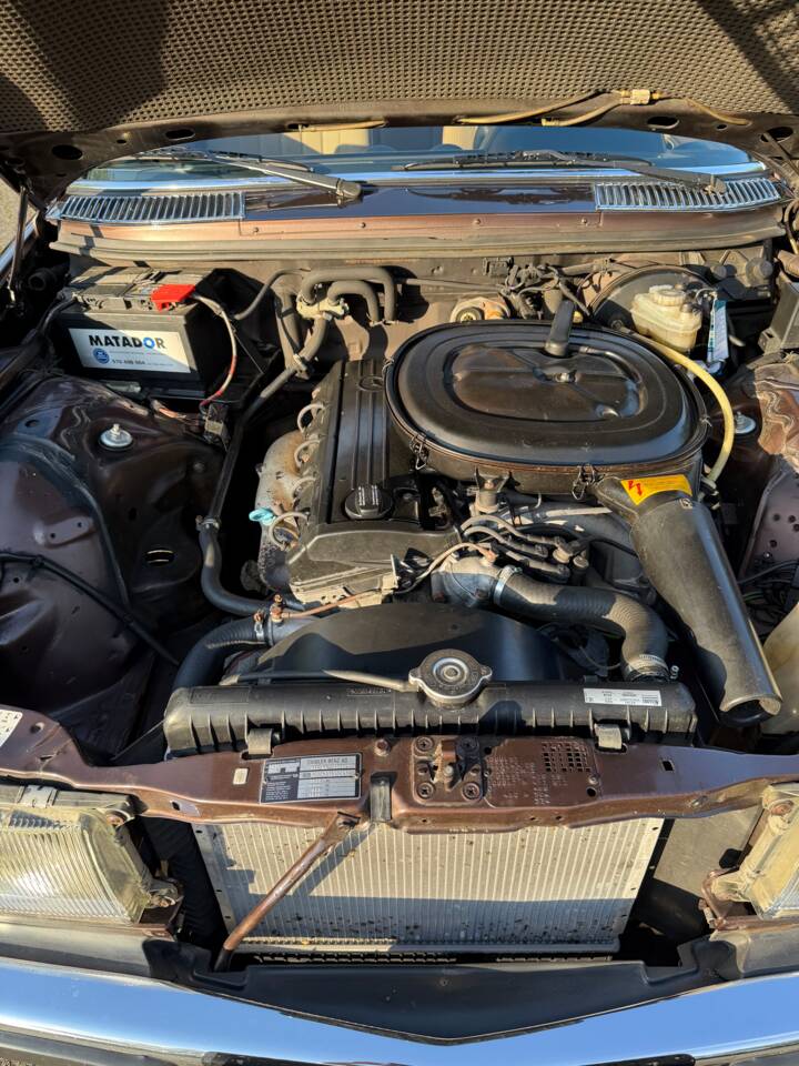 Image 16/31 of Mercedes-Benz 230 CE (1984)