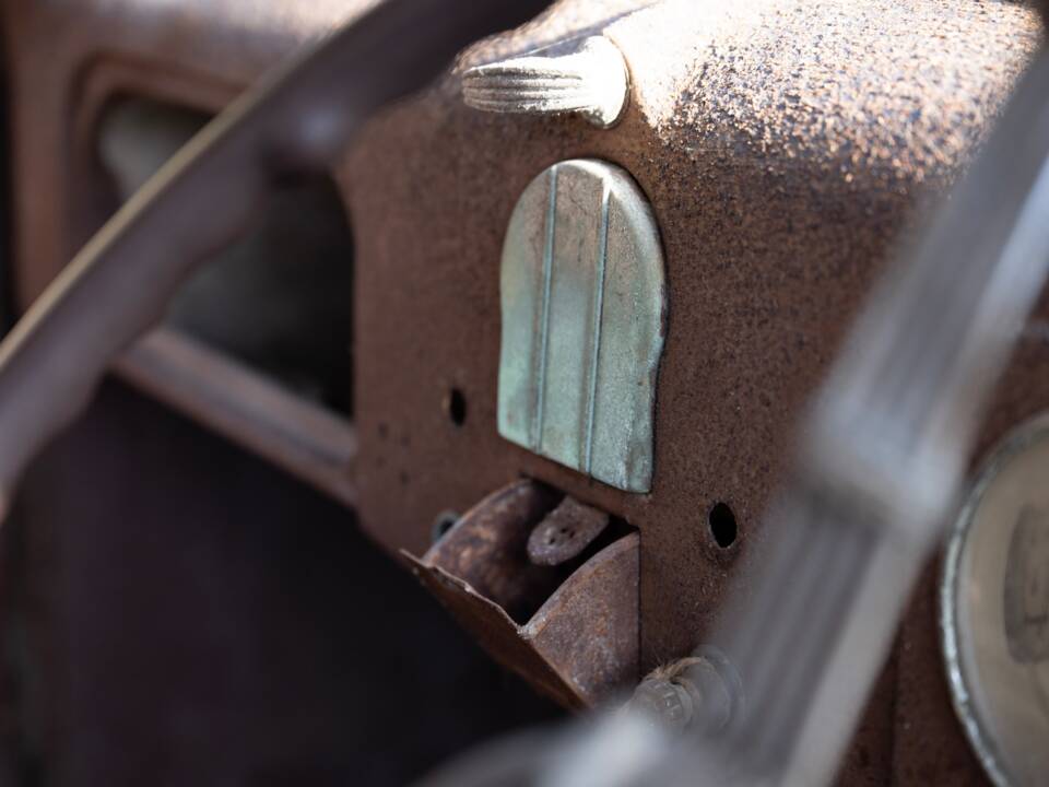 Image 60/134 of Ford V8 (1937)