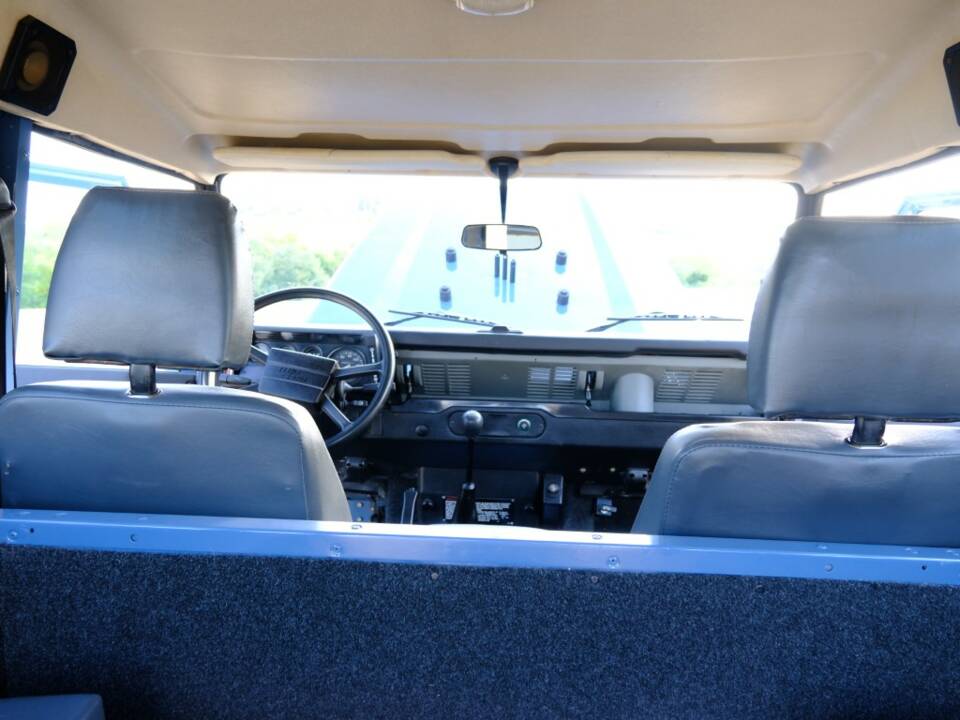 Bild 20/22 von Land Rover 90 (1988)